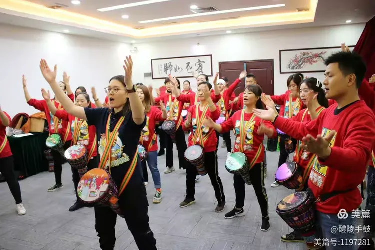 一分钟了解孩子们喜欢的非洲手鼓